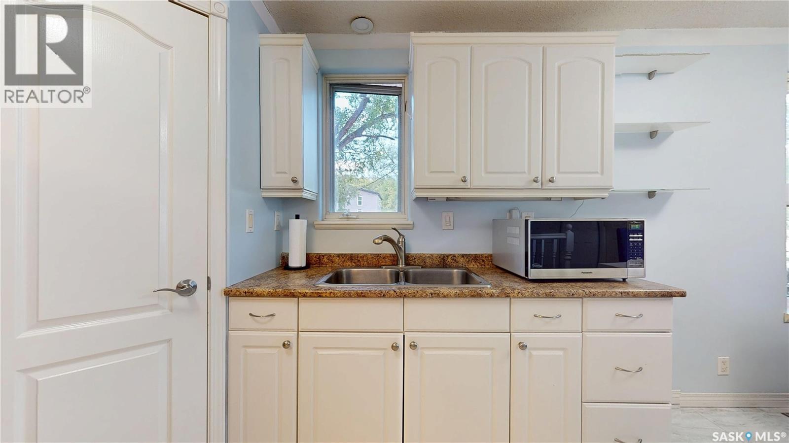 2700 Mcara Street, Regina, SK - Indoor Photo Showing Kitchen With Double Sink