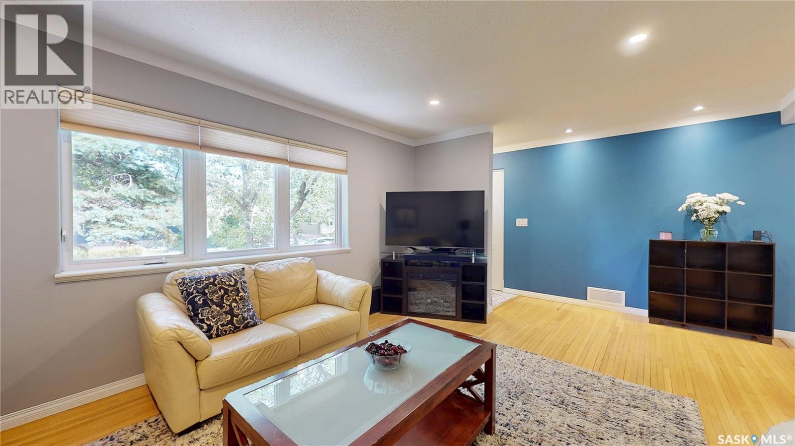 2700 Mcara Street, Regina, SK - Indoor Photo Showing Living Room