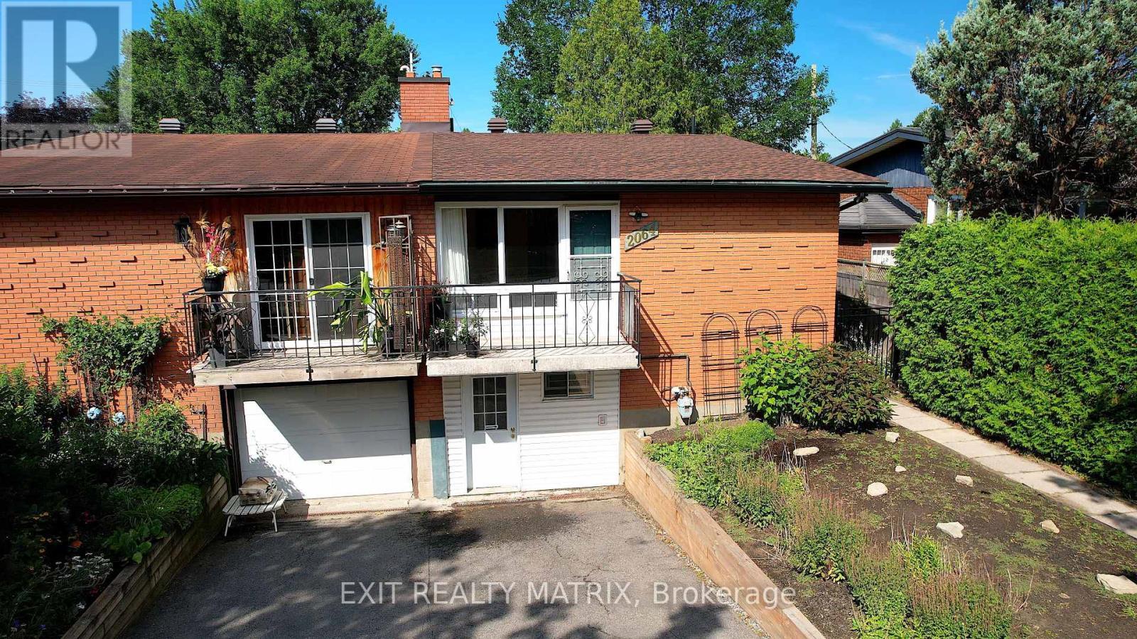 2064 St Laurent Boulevard, Ottawa, ON - Outdoor