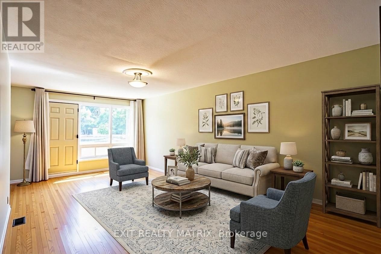 2064 St Laurent Boulevard, Ottawa, ON - Indoor Photo Showing Living Room