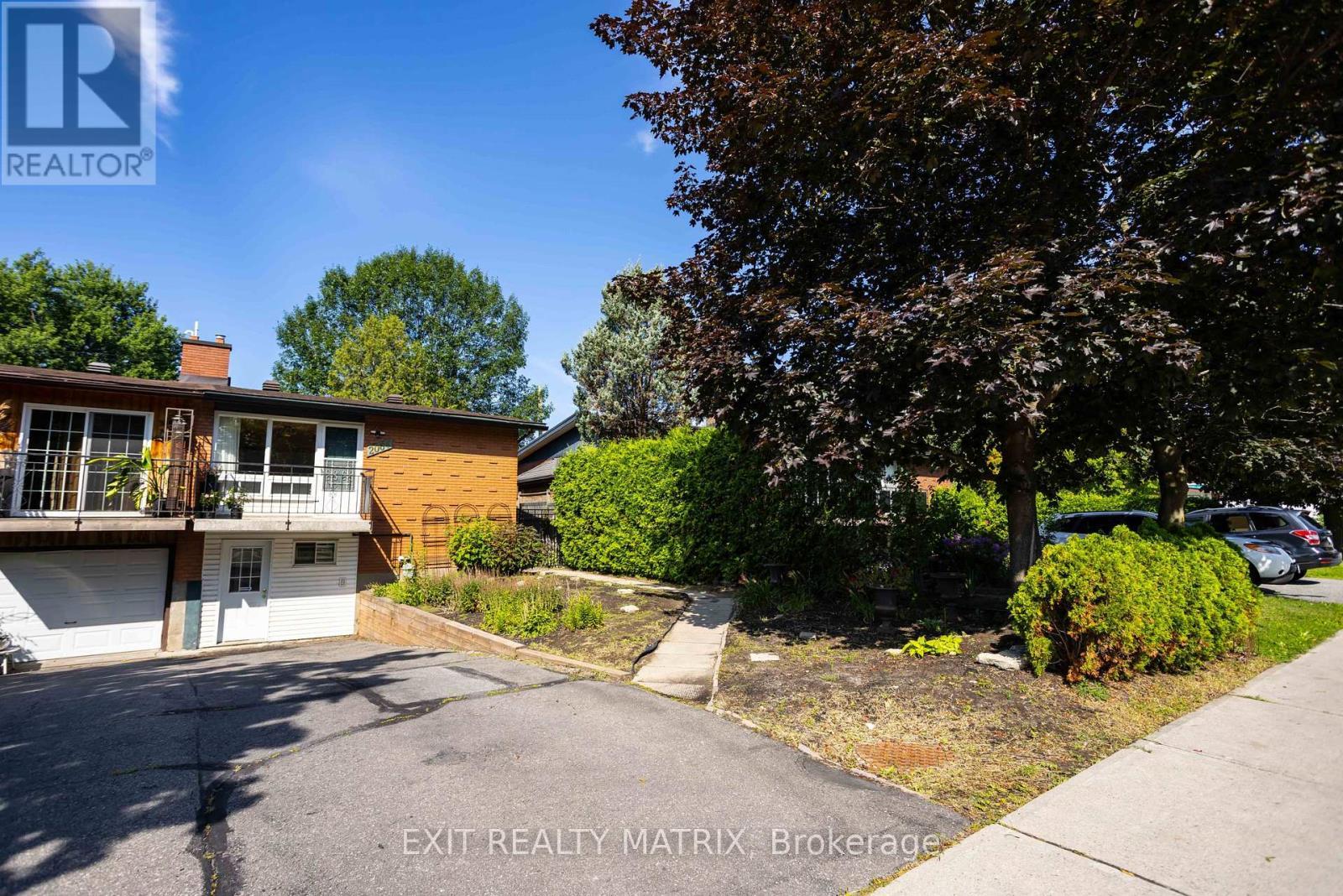 2064 St Laurent Boulevard, Ottawa, ON - Outdoor