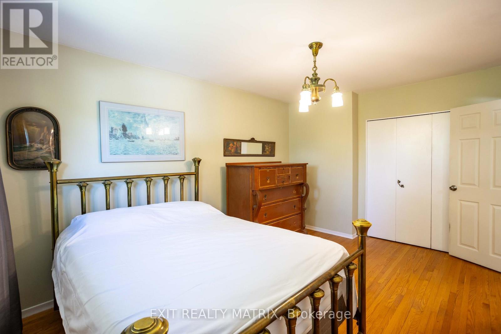 2064 St Laurent Boulevard, Ottawa, ON - Indoor Photo Showing Bedroom