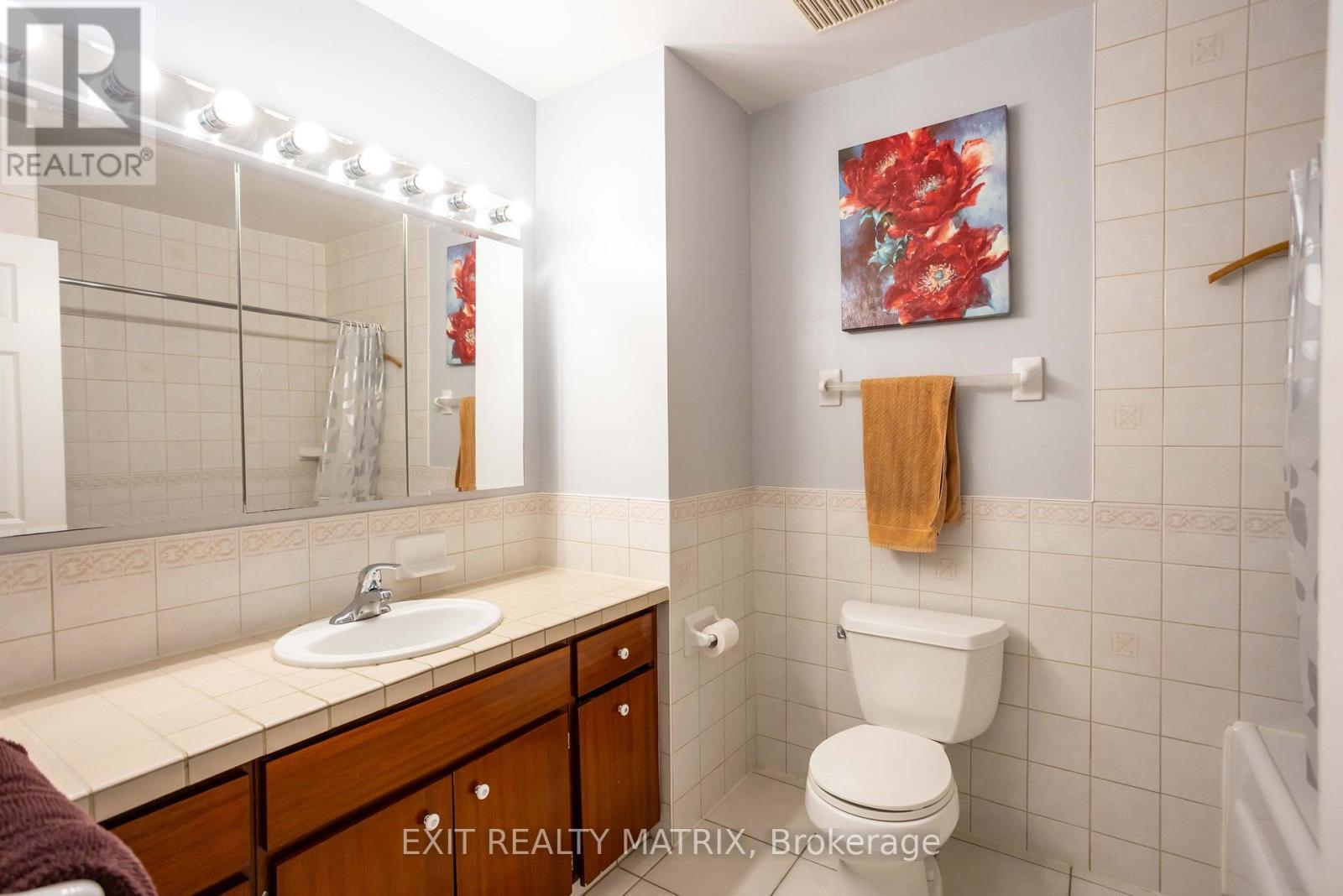 2064 St Laurent Boulevard, Ottawa, ON - Indoor Photo Showing Bathroom