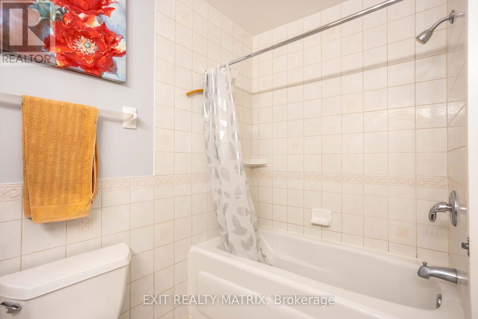2064 St Laurent Boulevard, Ottawa, ON - Indoor Photo Showing Bathroom