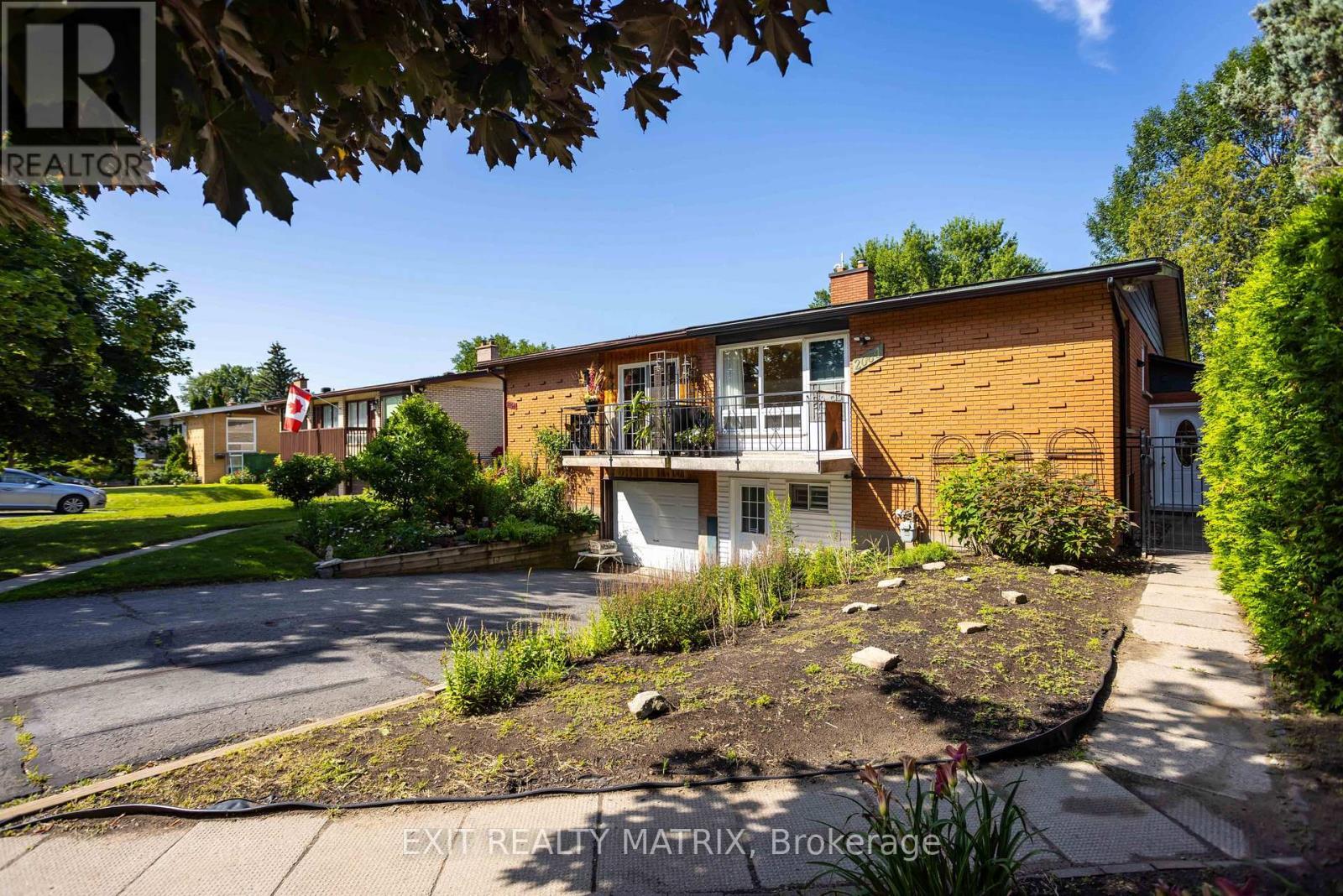 2064 St Laurent Boulevard, Ottawa, ON - Outdoor