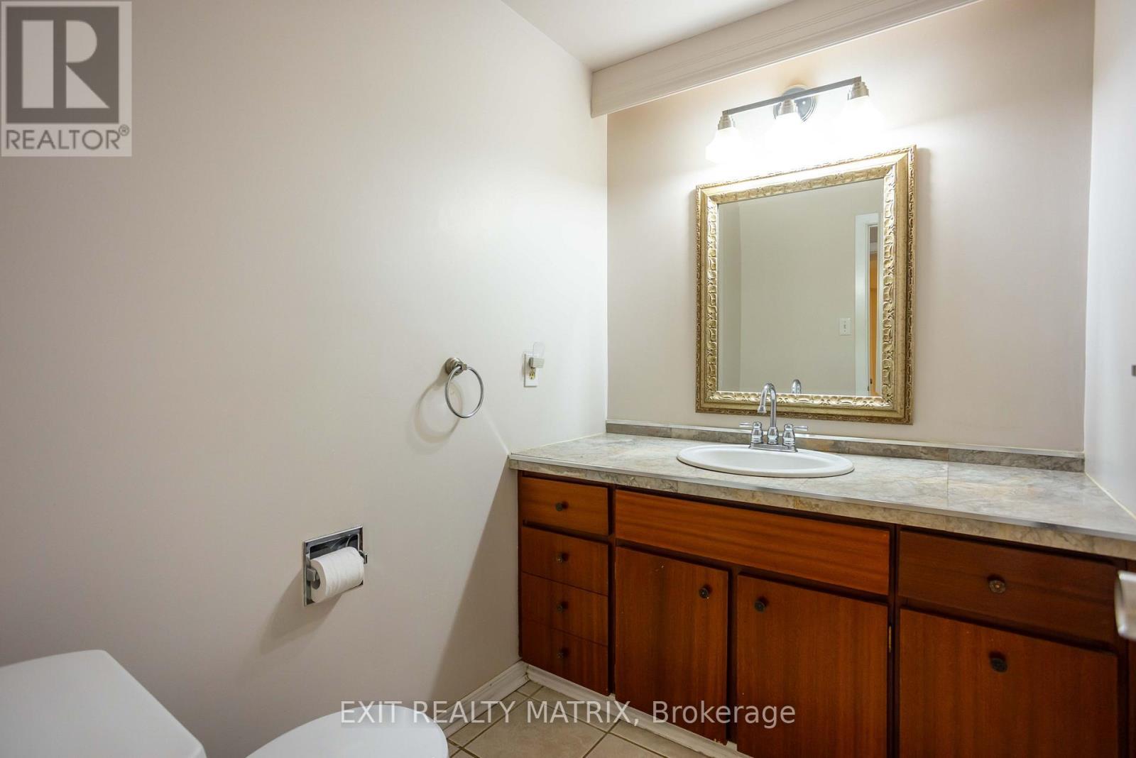 2064 St Laurent Boulevard, Ottawa, ON - Indoor Photo Showing Bathroom