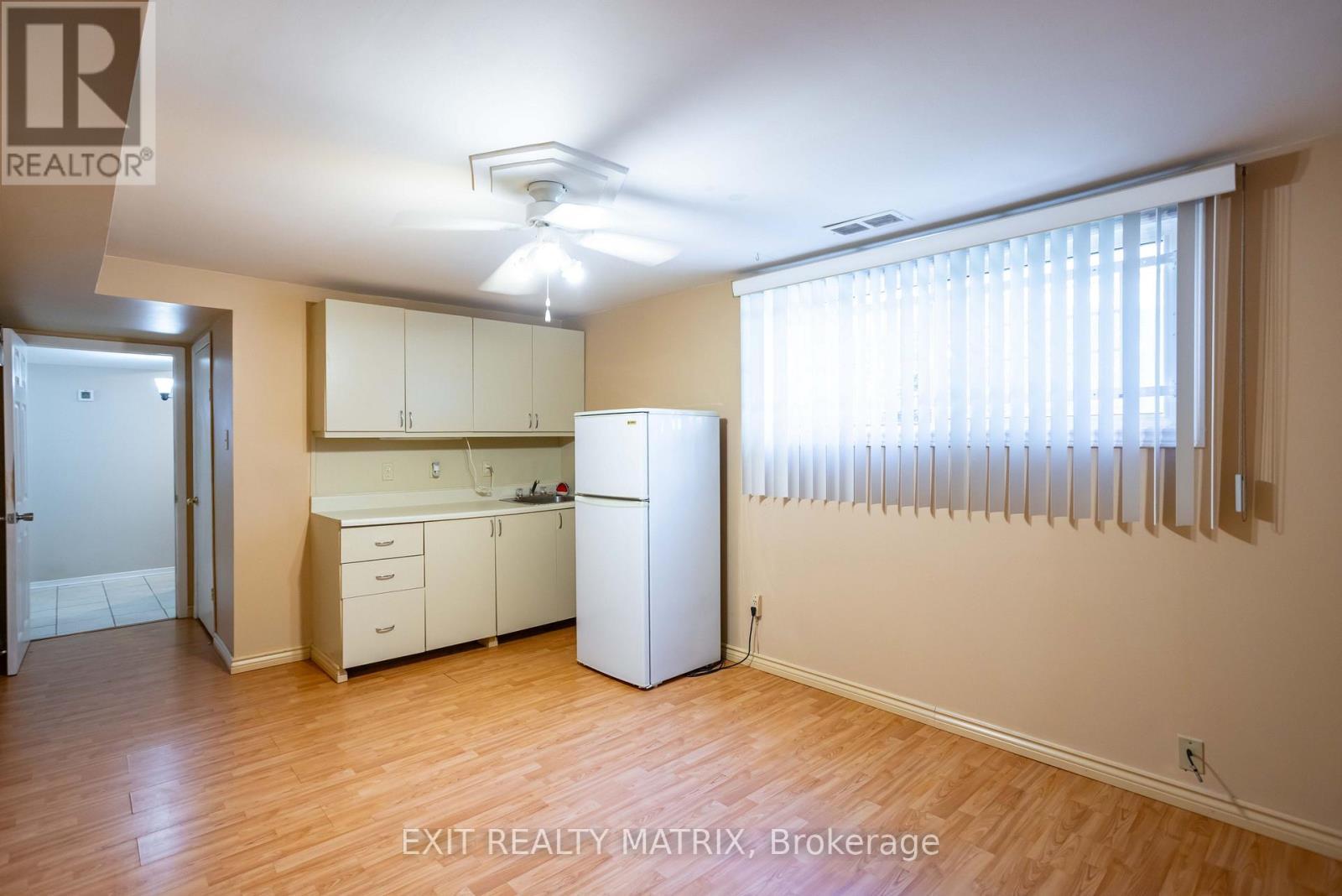 2064 St Laurent Boulevard, Ottawa, ON - Indoor Photo Showing Kitchen