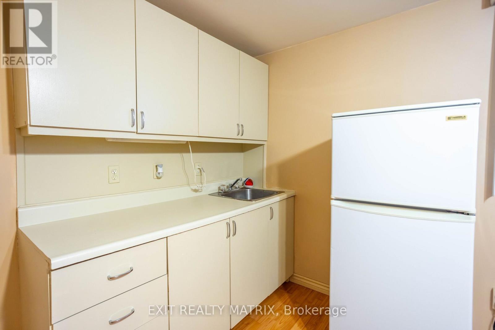 2064 St Laurent Boulevard, Ottawa, ON - Indoor Photo Showing Laundry Room