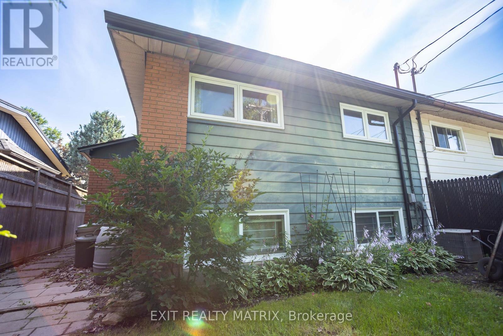 2064 St Laurent Boulevard, Ottawa, ON - Outdoor