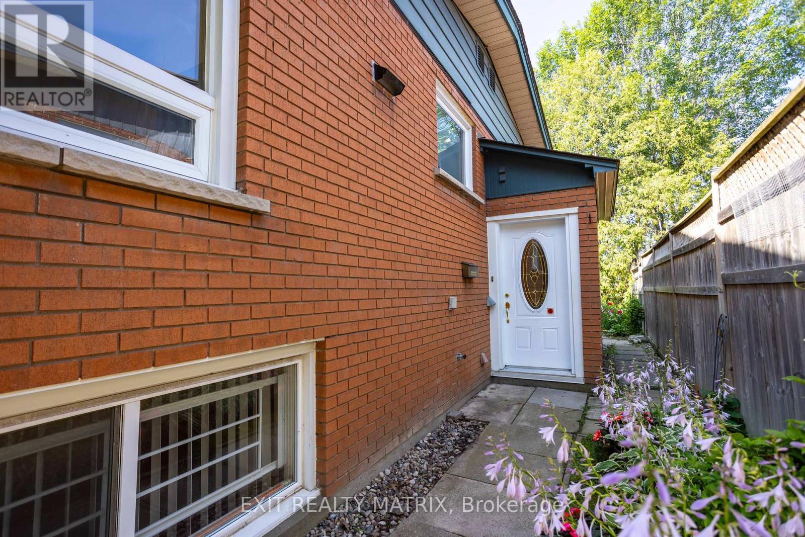 2064 St Laurent Boulevard, Ottawa, ON - Outdoor With Exterior