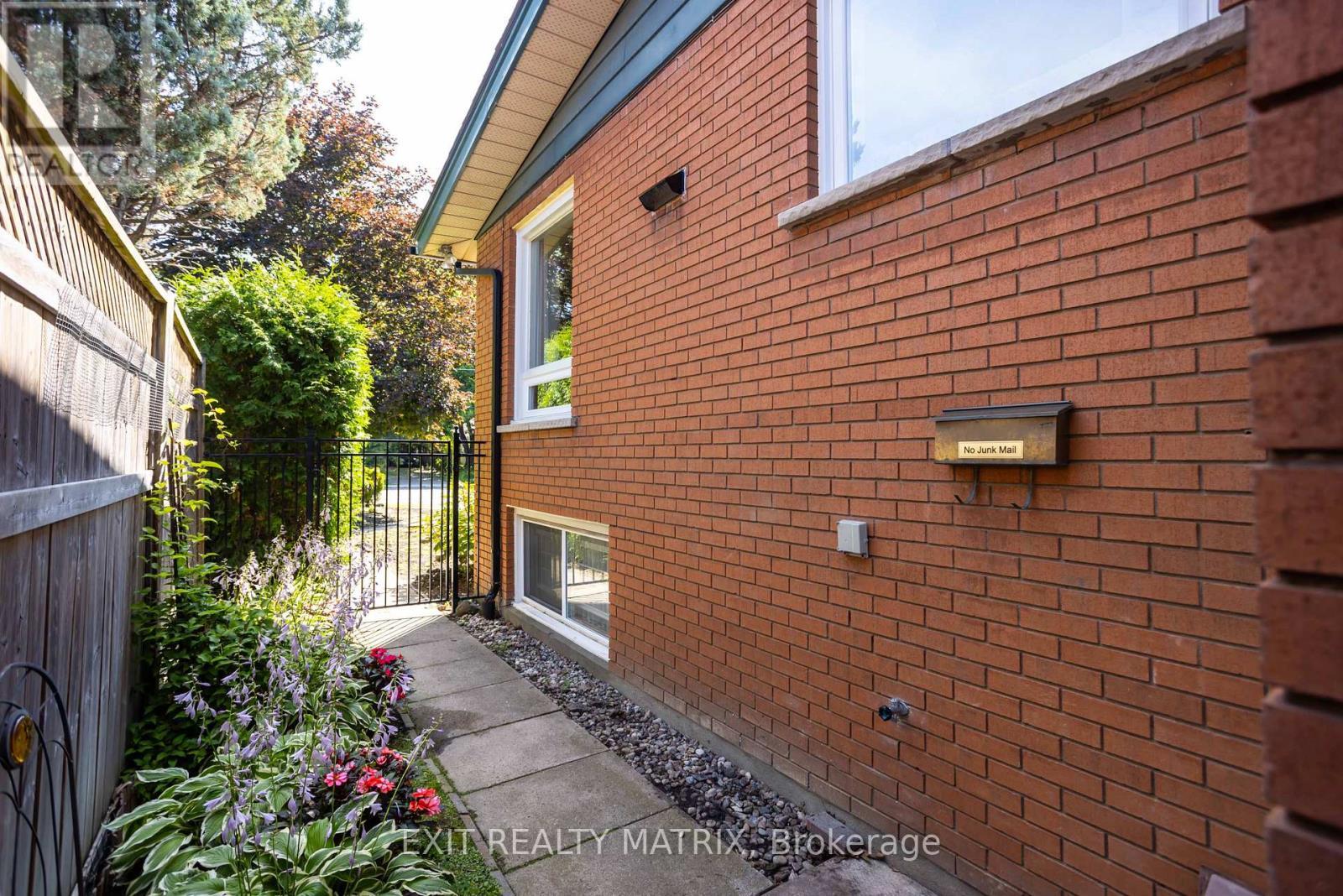 2064 St Laurent Boulevard, Ottawa, ON - Outdoor With Exterior