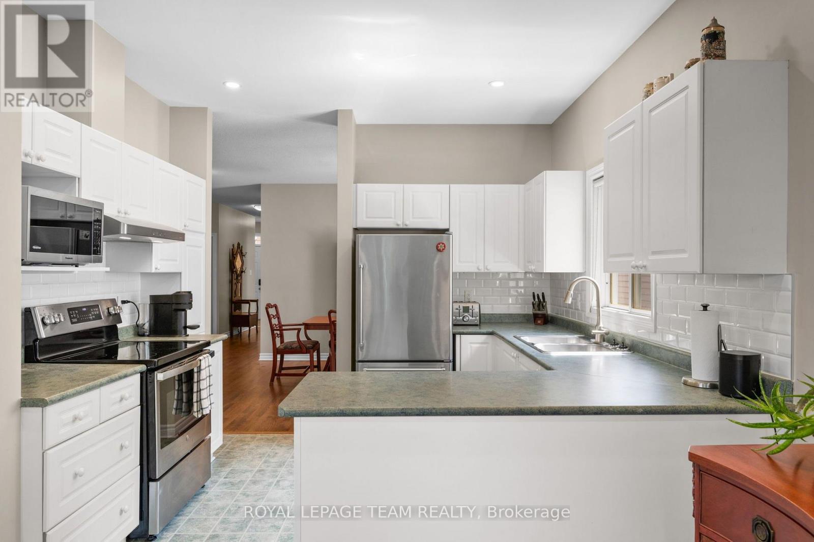 32 Trump Avenue, Ottawa, ON - Indoor Photo Showing Kitchen With Stainless Steel Kitchen