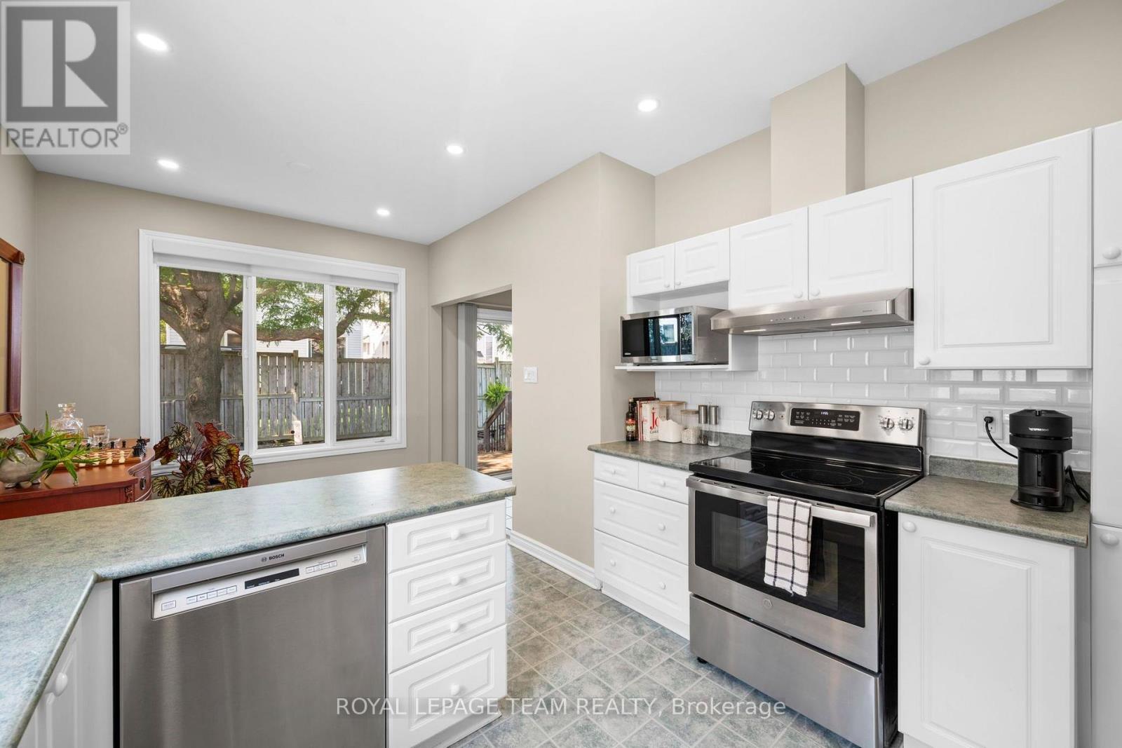 32 Trump Avenue, Ottawa, ON - Indoor Photo Showing Kitchen With Stainless Steel Kitchen