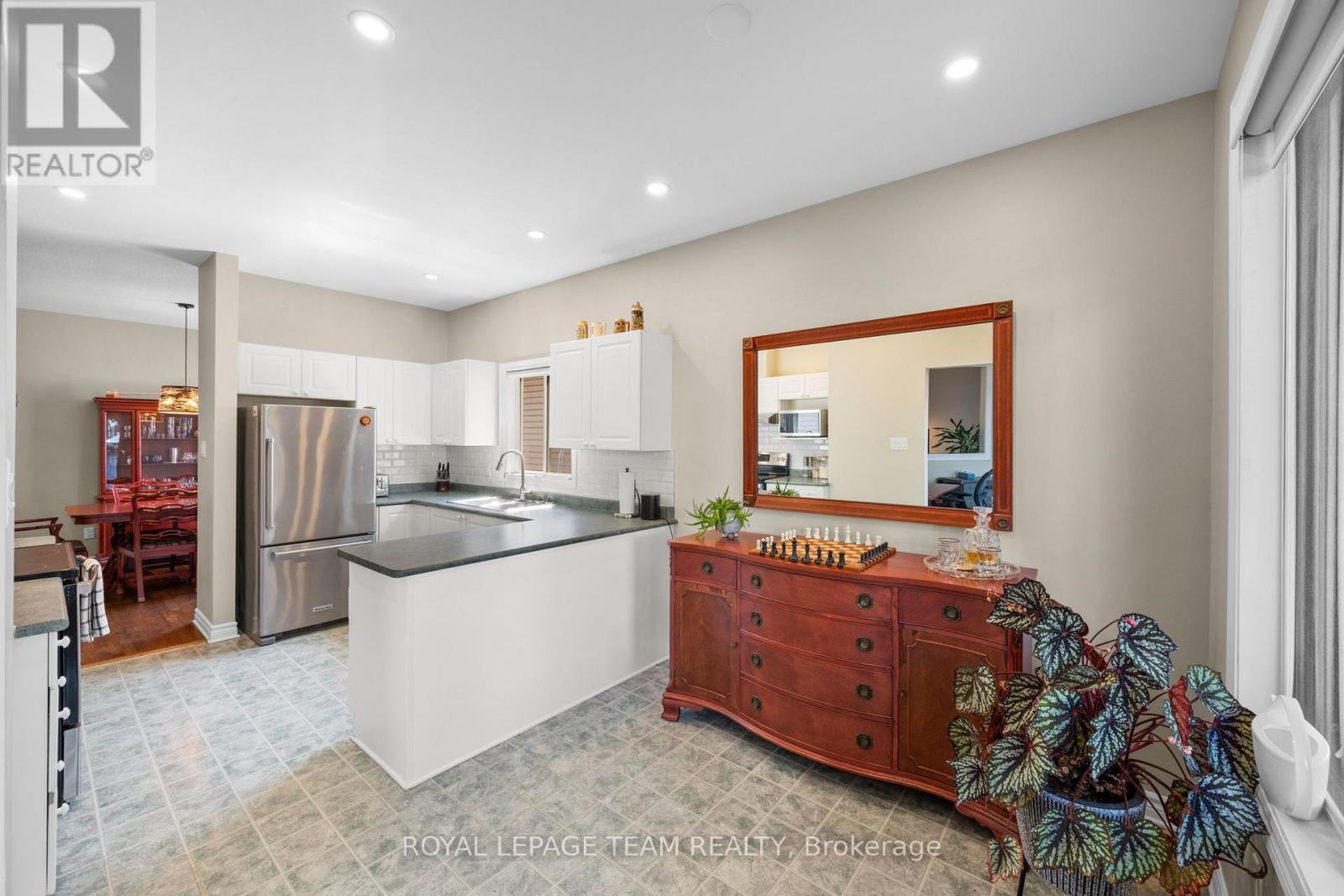 32 Trump Avenue, Ottawa, ON - Indoor Photo Showing Kitchen