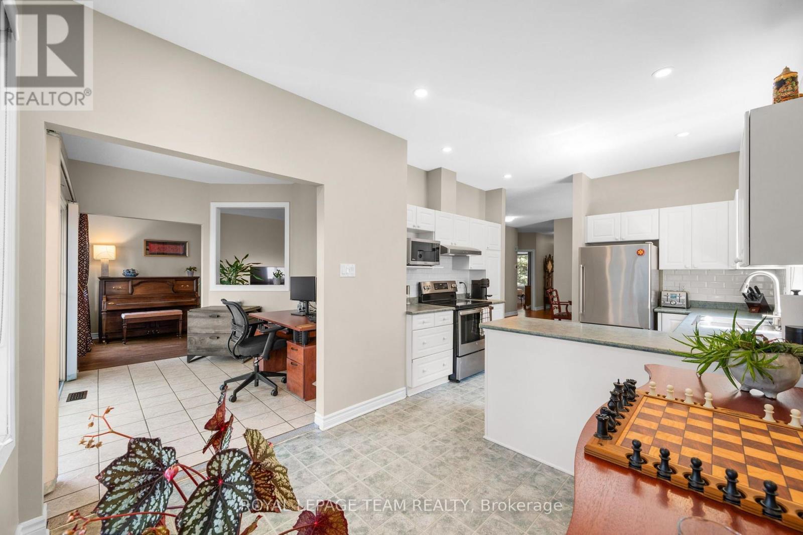 32 Trump Avenue, Ottawa, ON - Indoor Photo Showing Kitchen