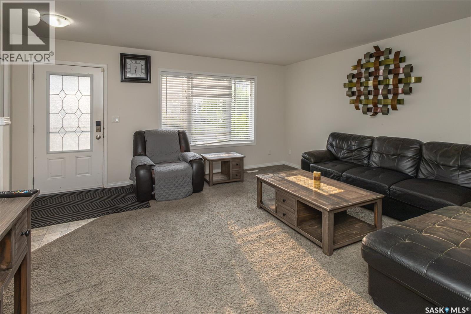 483 Coad Manor, Saskatoon, SK - Indoor Photo Showing Living Room