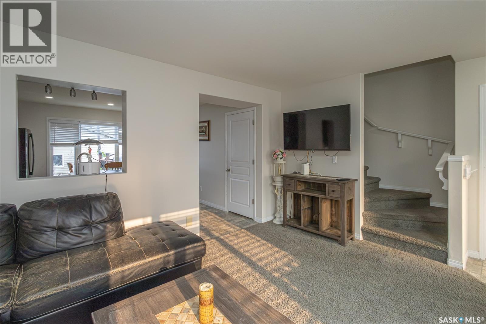 483 Coad Manor, Saskatoon, SK - Indoor Photo Showing Living Room