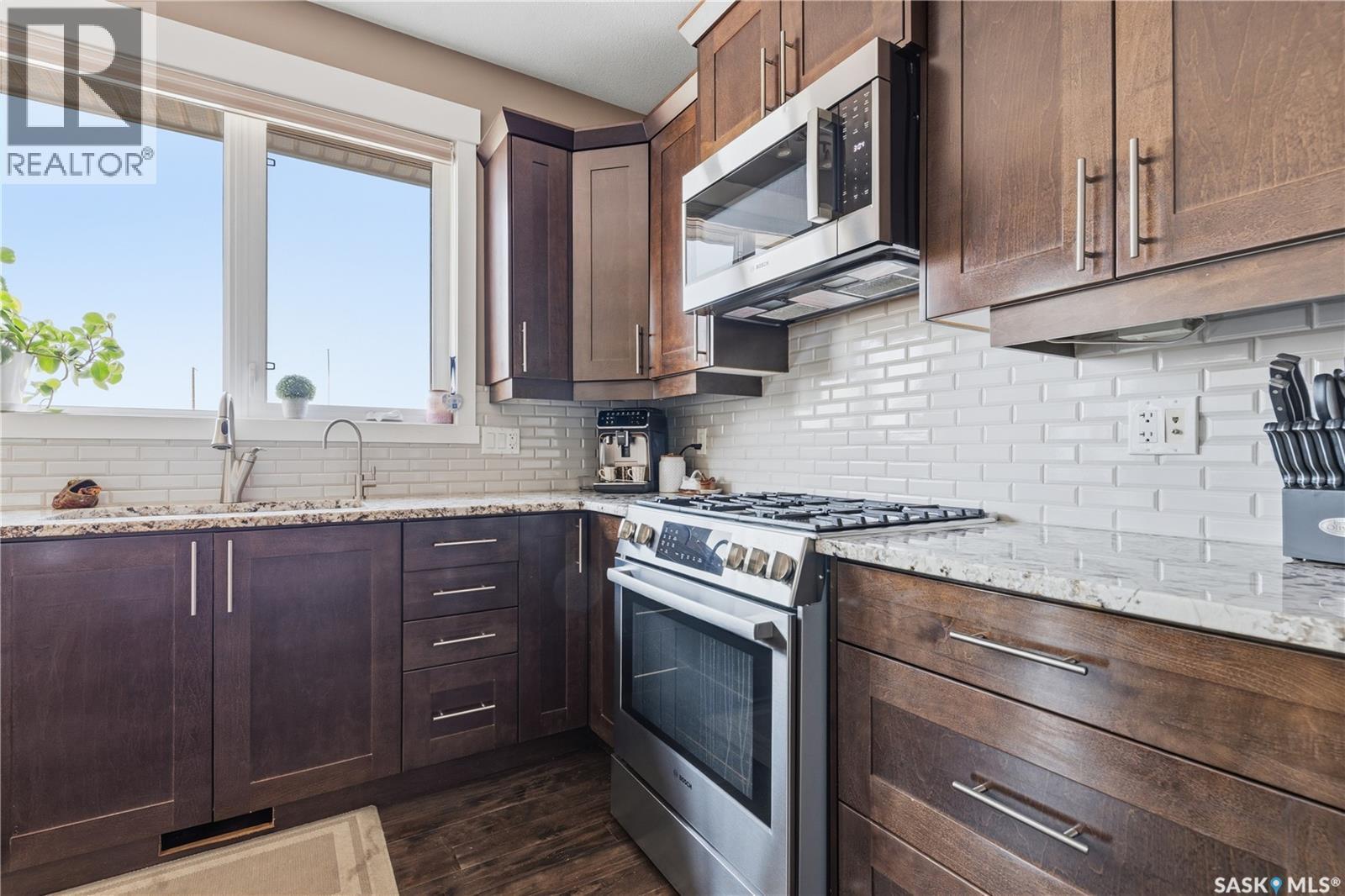 6024 Little Pine Loop, Regina, SK - Indoor Photo Showing Kitchen With Upgraded Kitchen