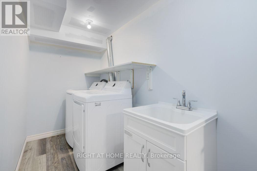 527 Pumpkin Patch Private, Ottawa, ON - Indoor Photo Showing Laundry Room