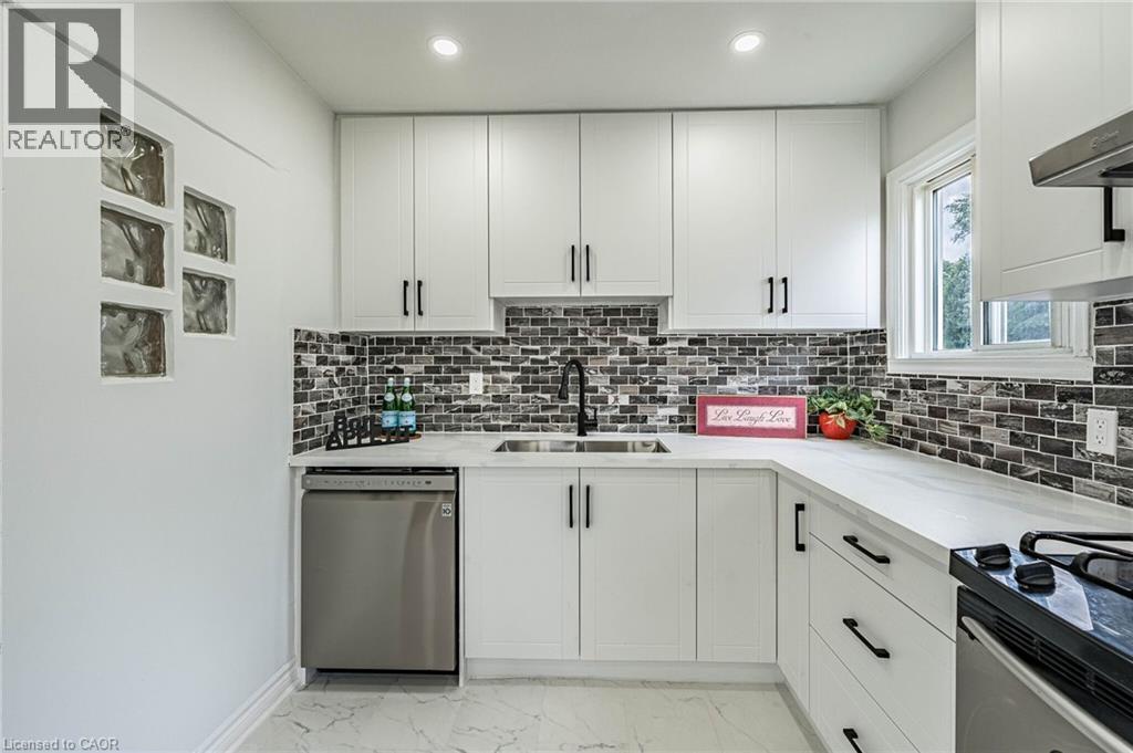 7 Putney Road, Toronto, ON - Indoor Photo Showing Kitchen With Double Sink With Upgraded Kitchen