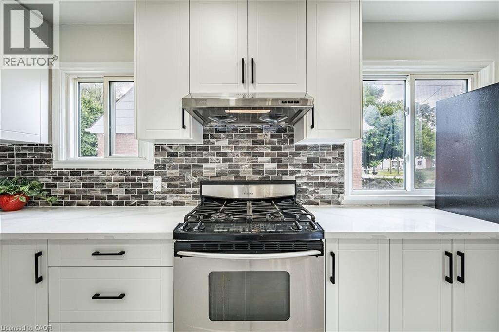 7 Putney Road, Toronto, ON - Indoor Photo Showing Kitchen With Upgraded Kitchen