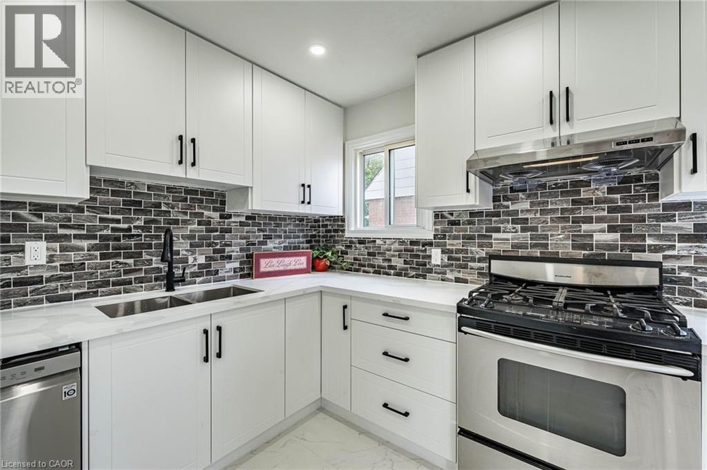 7 Putney Road, Toronto, ON - Indoor Photo Showing Kitchen With Double Sink With Upgraded Kitchen