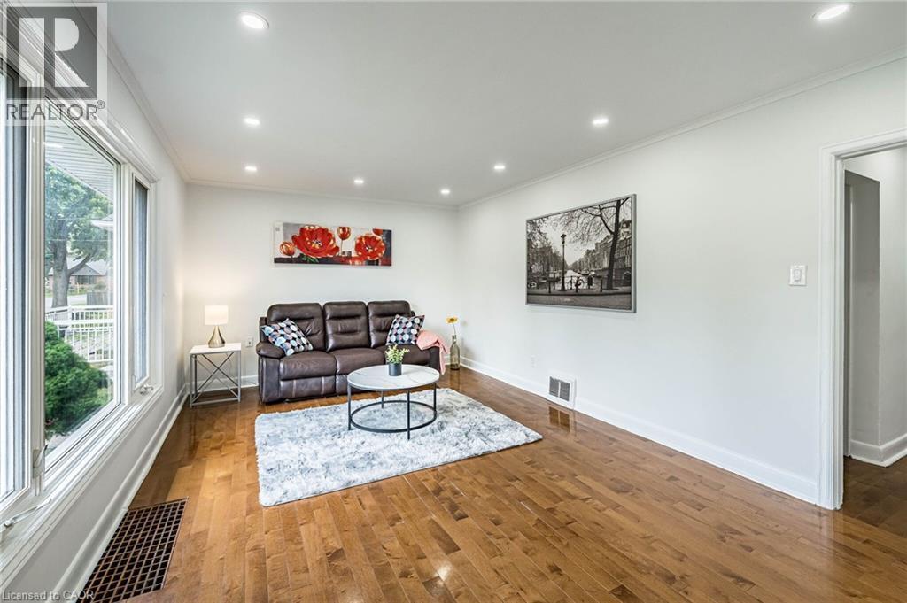 7 Putney Road, Toronto, ON - Indoor Photo Showing Living Room
