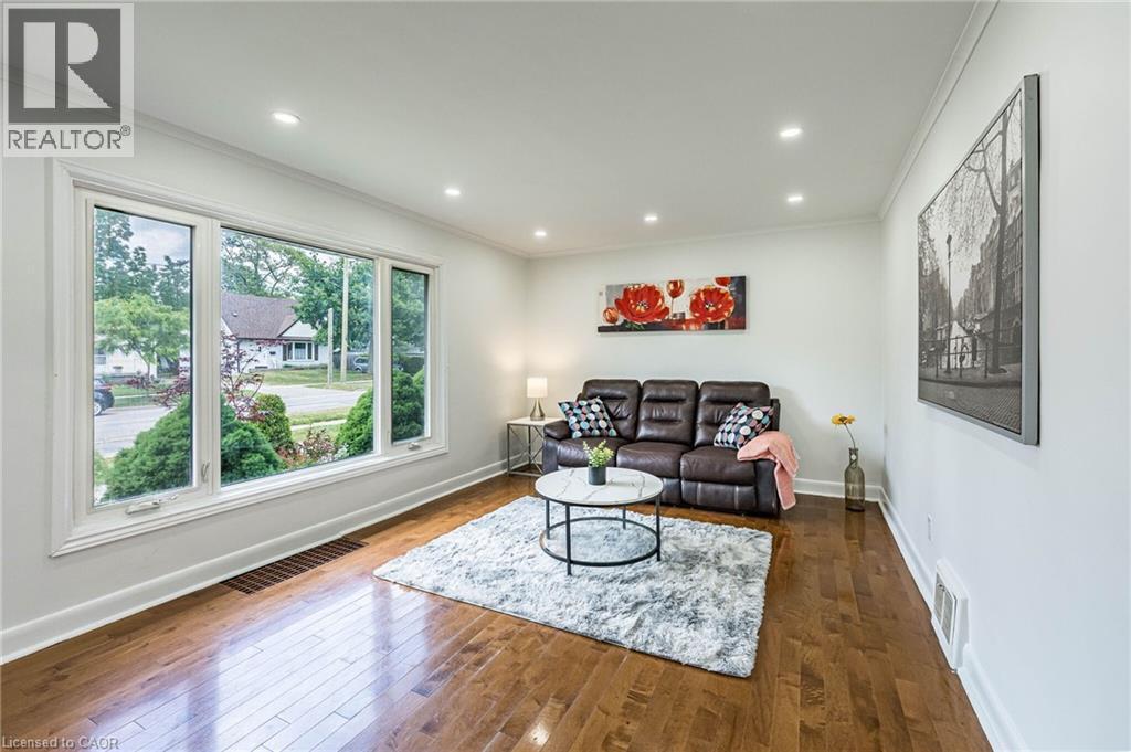 7 Putney Road, Toronto, ON - Indoor Photo Showing Living Room