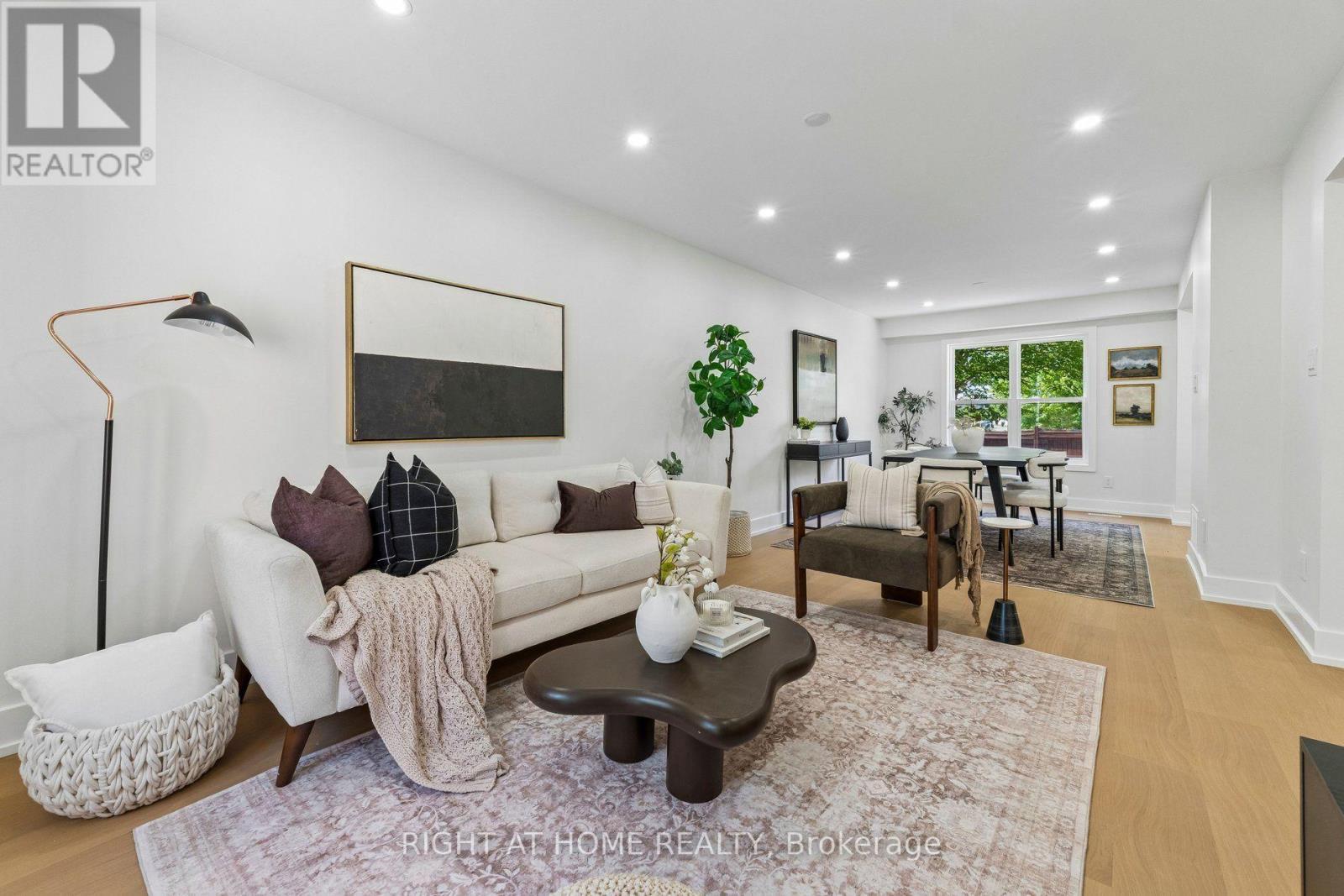 16 Ian Fleming Crescent, Whitby, ON - Indoor Photo Showing Living Room
