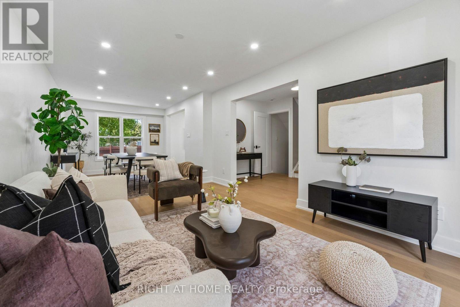 16 Ian Fleming Crescent, Whitby, ON - Indoor Photo Showing Living Room