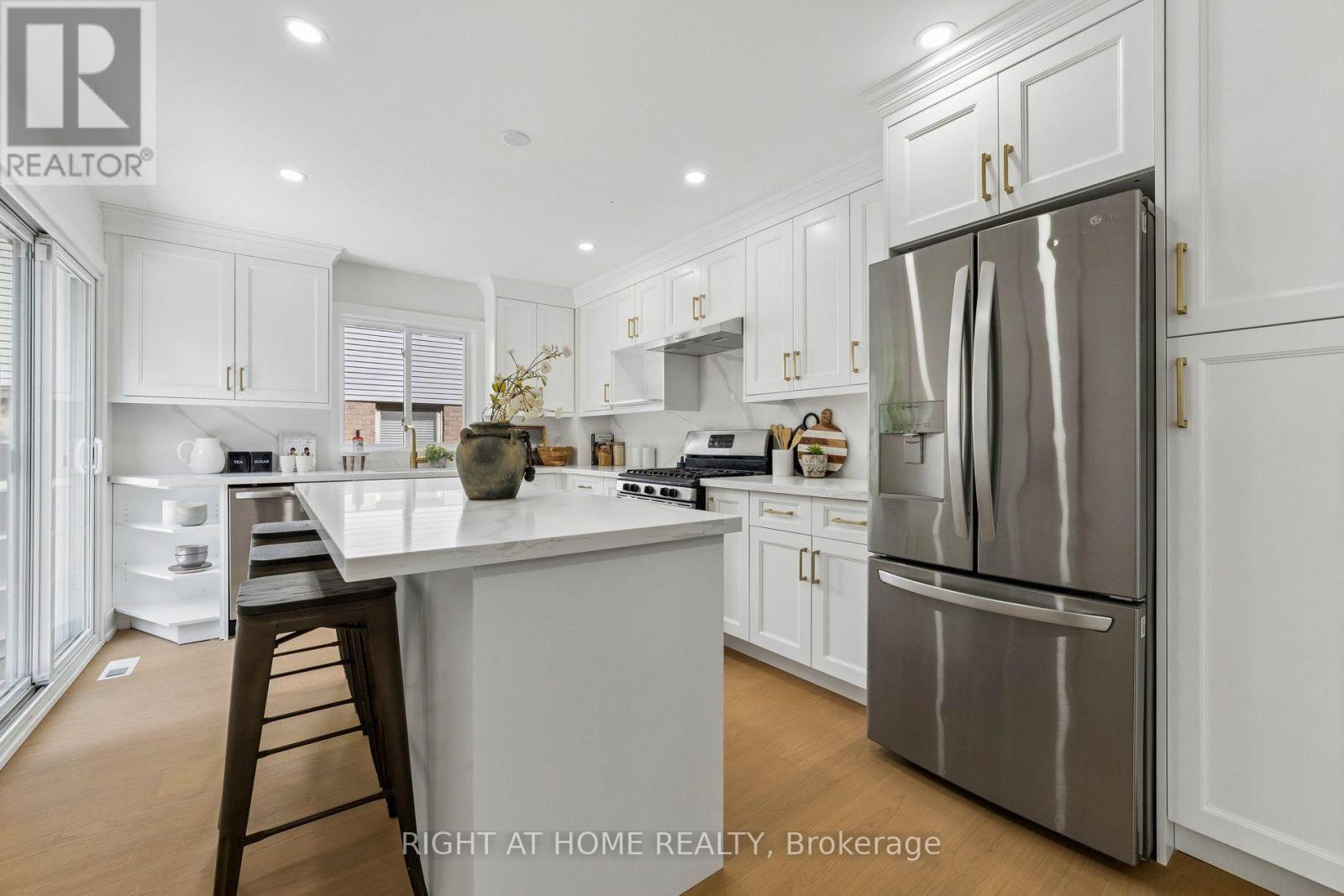 16 Ian Fleming Crescent, Whitby, ON - Indoor Photo Showing Kitchen