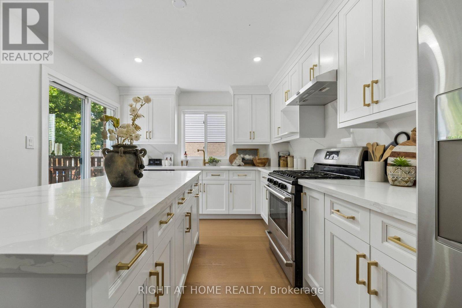 16 Ian Fleming Crescent, Whitby, ON - Indoor Photo Showing Kitchen With Upgraded Kitchen
