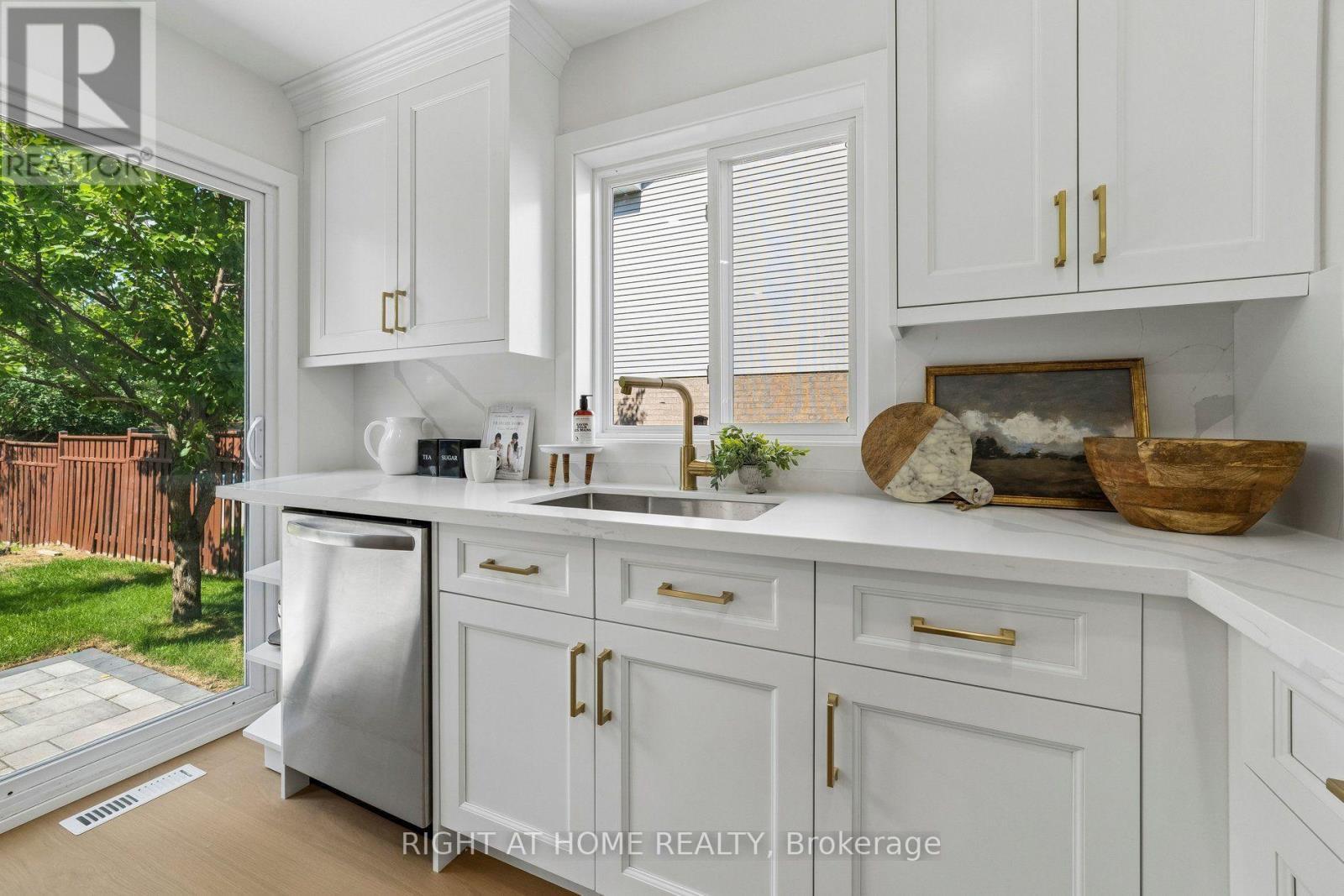 16 Ian Fleming Crescent, Whitby, ON - Indoor Photo Showing Kitchen