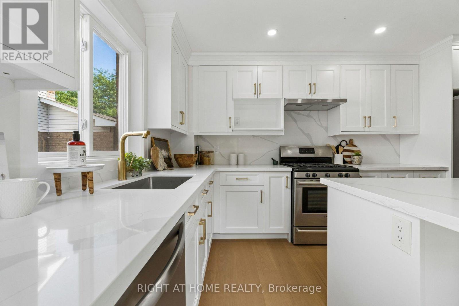 16 Ian Fleming Crescent, Whitby, ON - Indoor Photo Showing Kitchen With Upgraded Kitchen