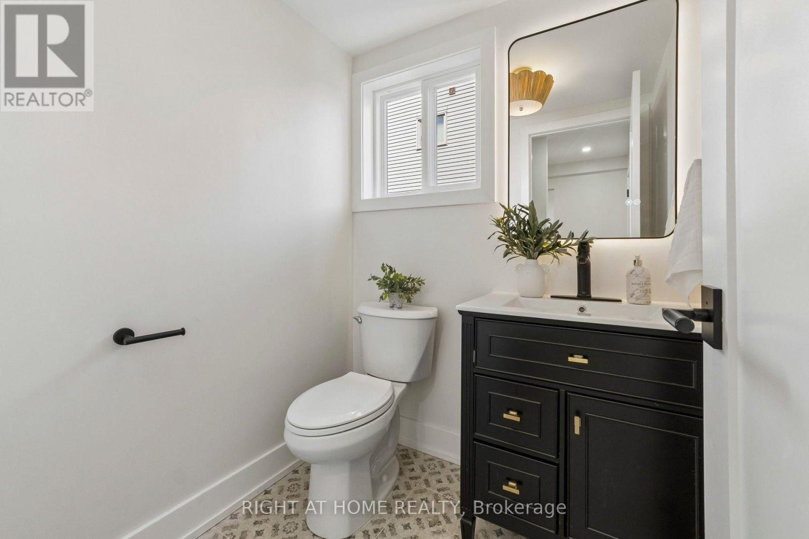 16 Ian Fleming Crescent, Whitby, ON - Indoor Photo Showing Bathroom