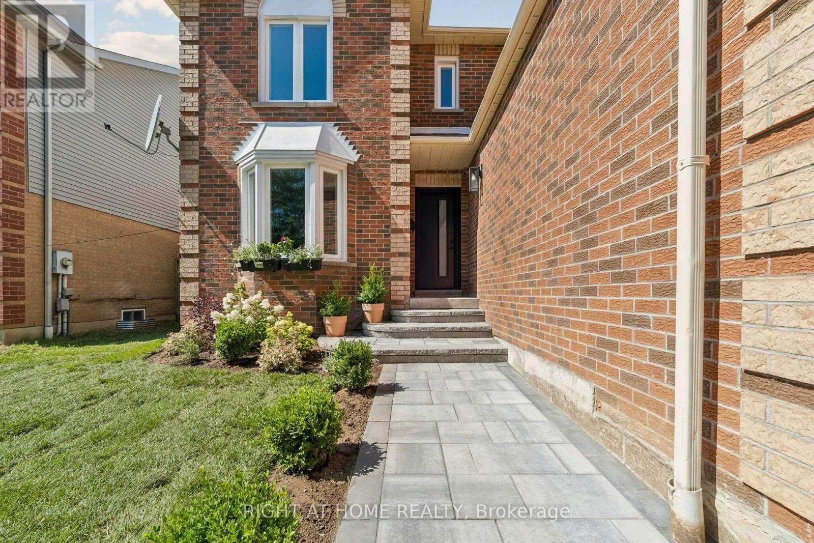 16 Ian Fleming Crescent, Whitby, ON - Outdoor