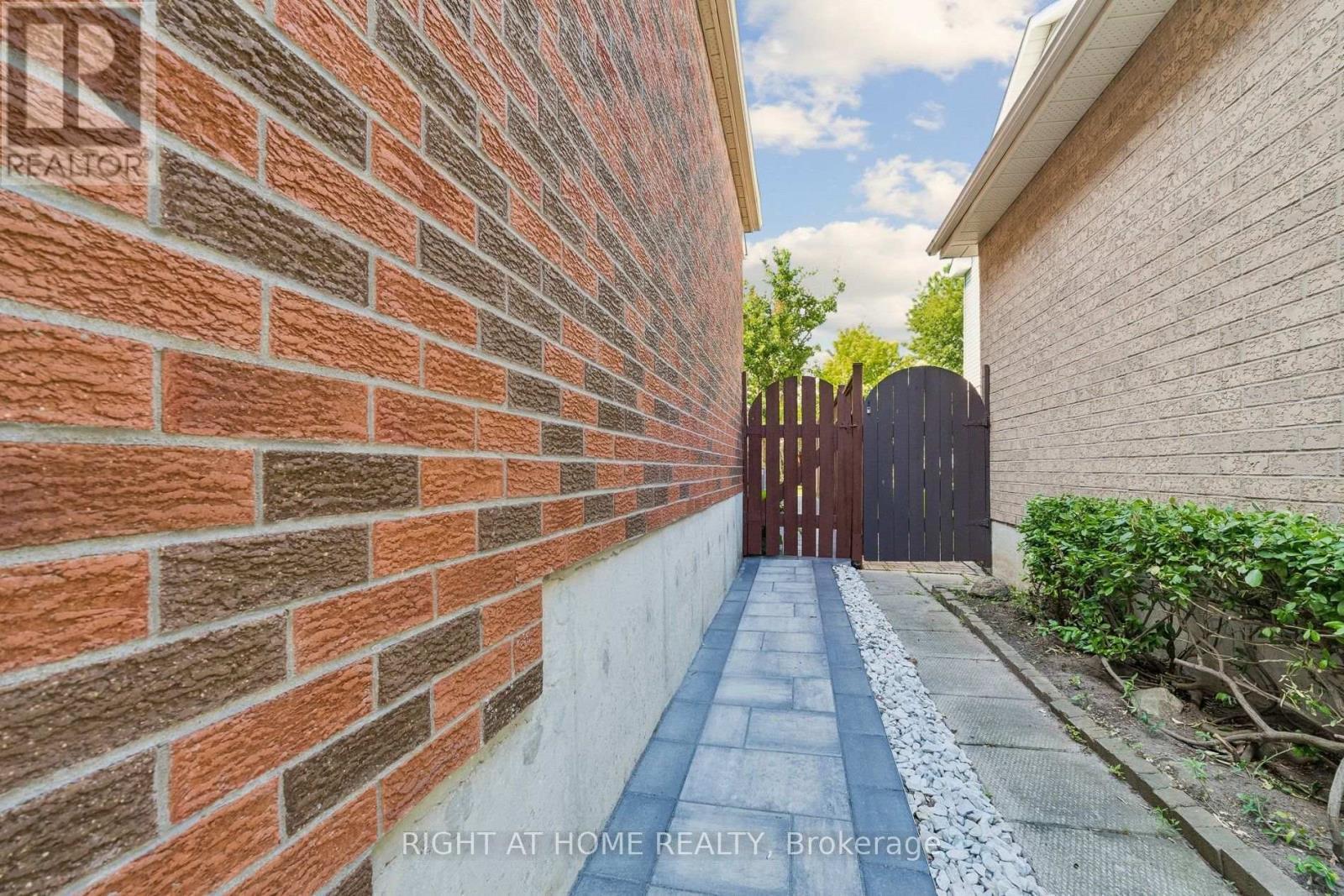 16 Ian Fleming Crescent, Whitby, ON - Outdoor