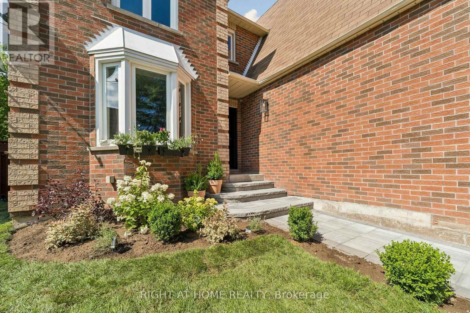 16 Ian Fleming Crescent, Whitby, ON - Outdoor