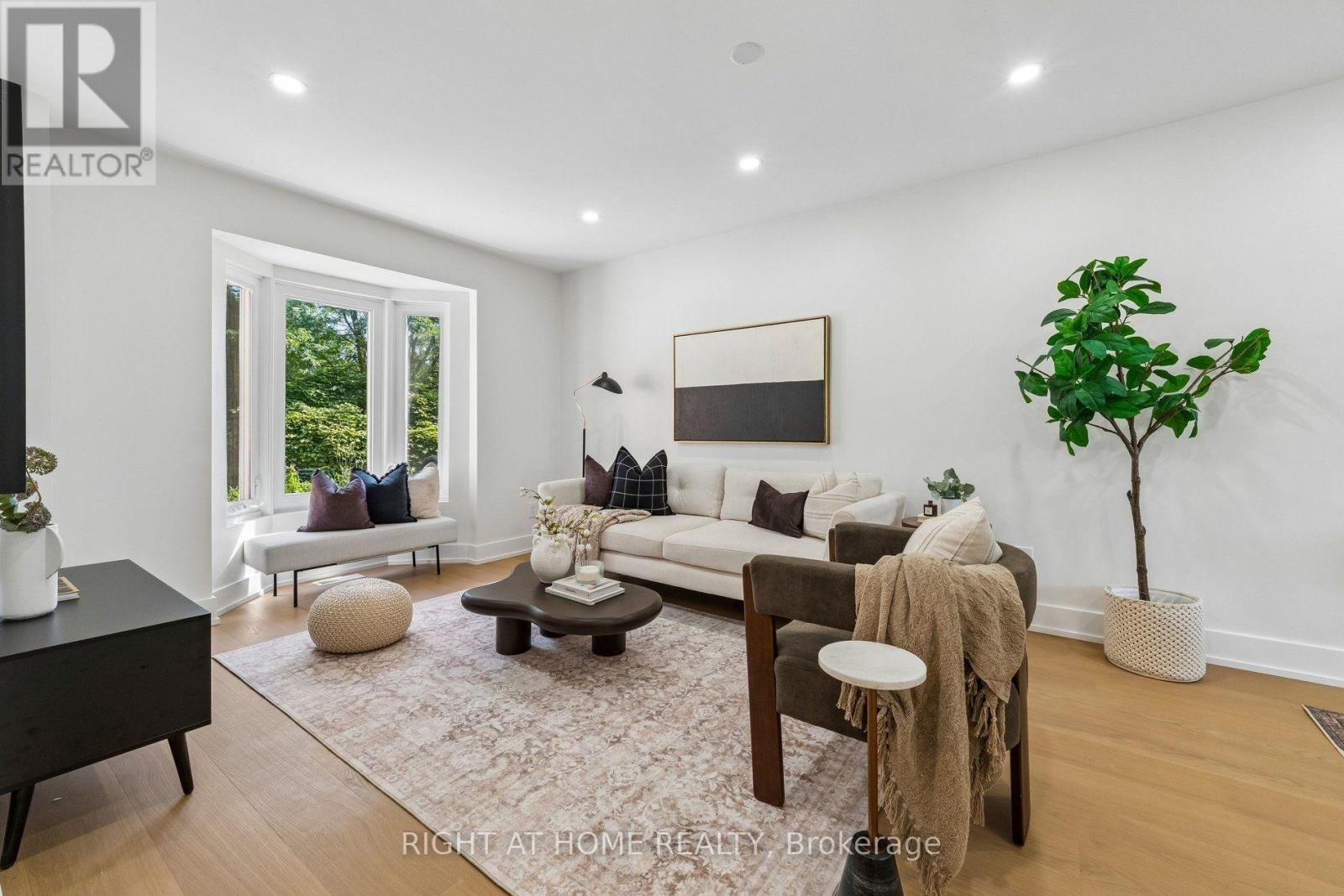 16 Ian Fleming Crescent, Whitby, ON - Indoor Photo Showing Living Room