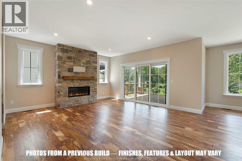 120 Bloomington Way, Chatham, ON - Indoor Photo Showing Living Room With Fireplace