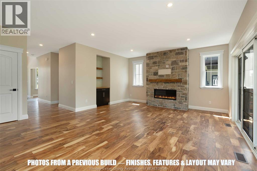 120 Bloomington Way, Chatham, ON - Indoor Photo Showing Living Room With Fireplace