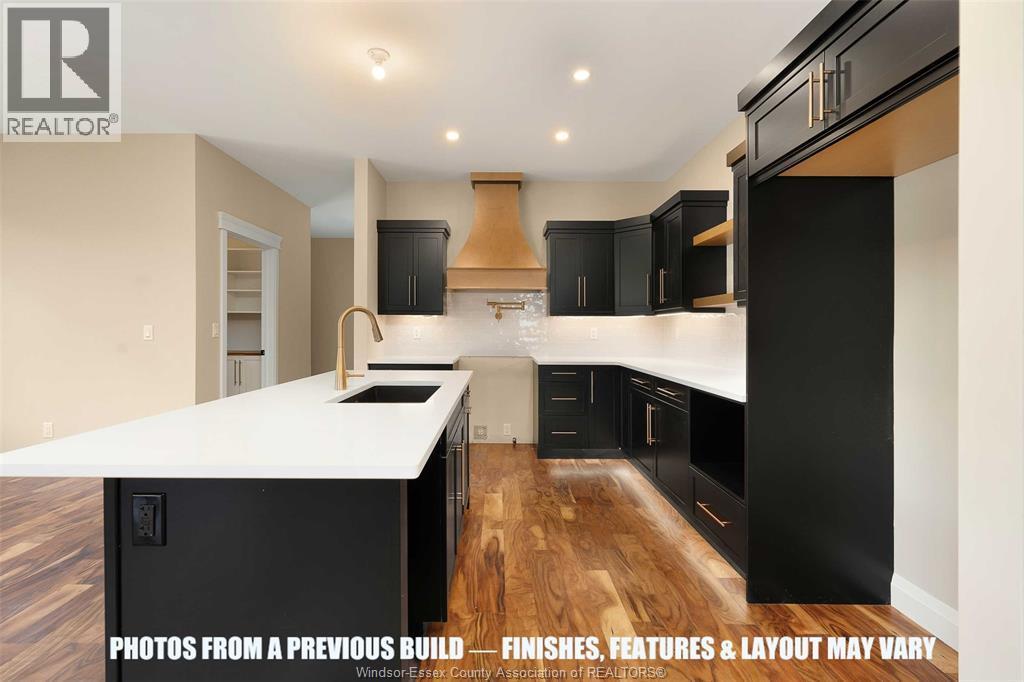 120 Bloomington Way, Chatham, ON - Indoor Photo Showing Kitchen With Upgraded Kitchen