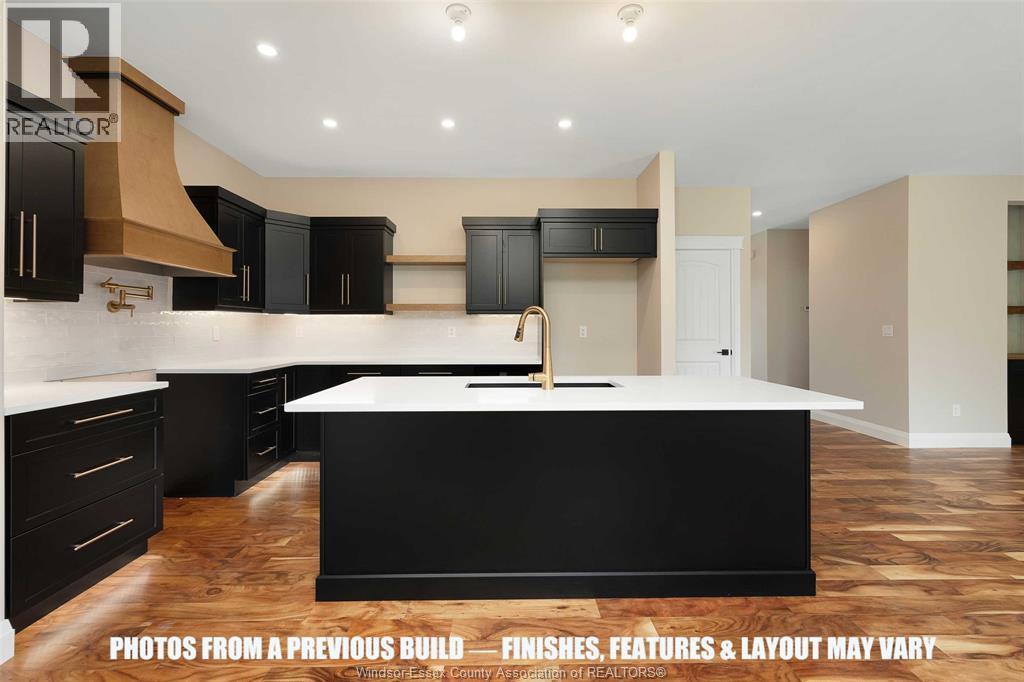 120 Bloomington Way, Chatham, ON - Indoor Photo Showing Kitchen With Upgraded Kitchen