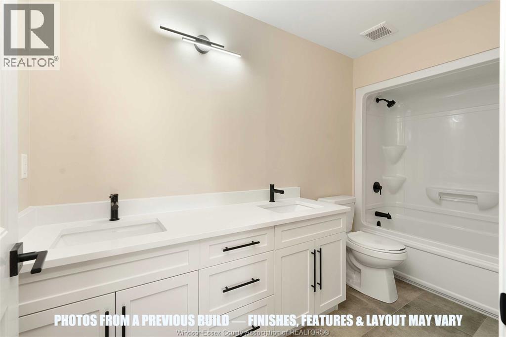 120 Bloomington Way, Chatham, ON - Indoor Photo Showing Bathroom