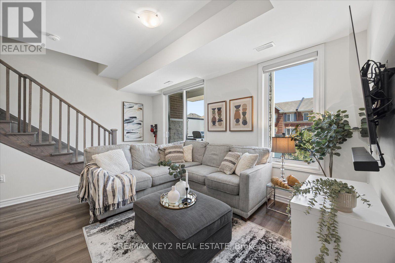 304 - 1034 Reflection Place, Pickering, ON - Indoor Photo Showing Living Room