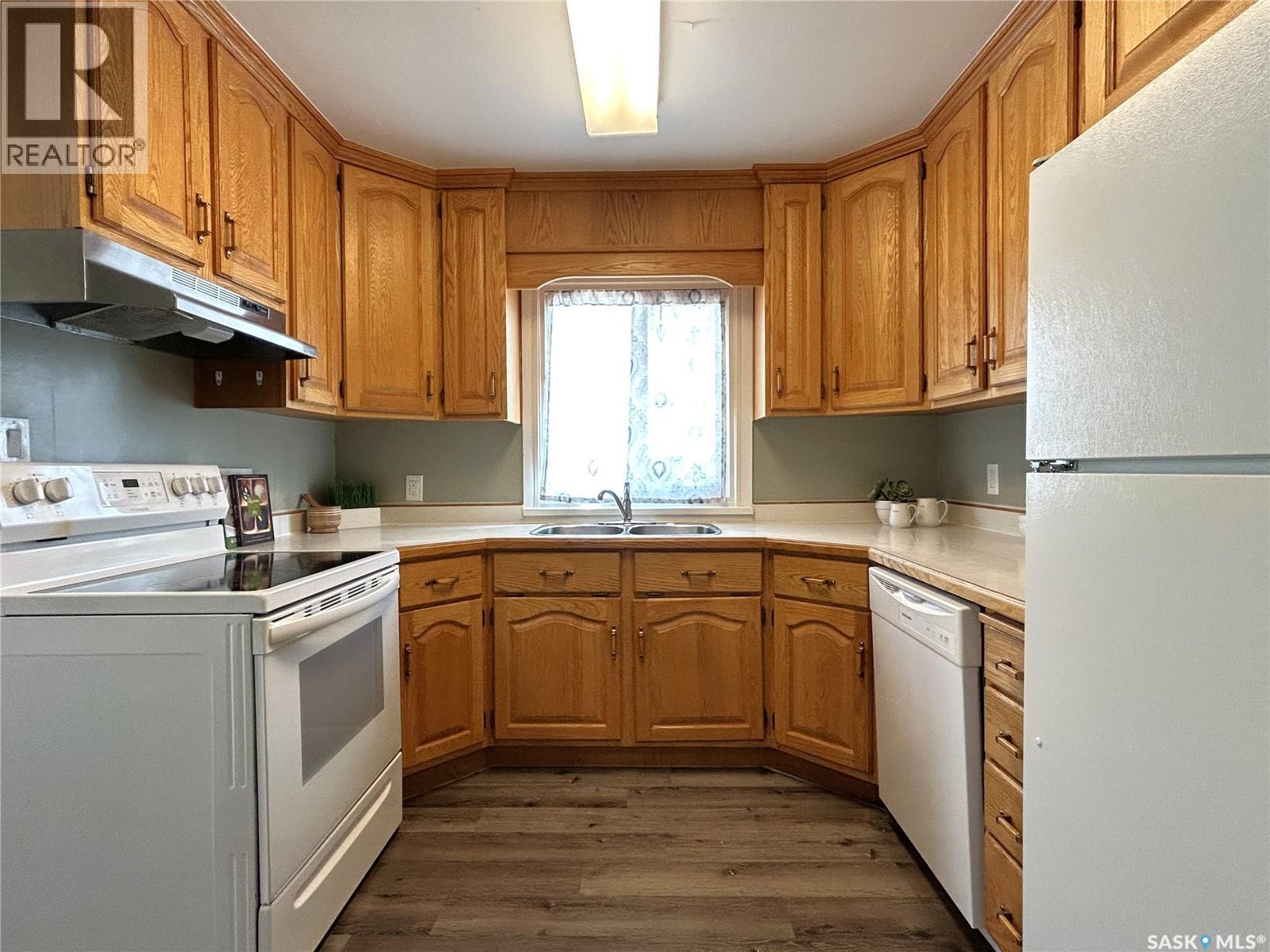 317 108Th Street W, Saskatoon, SK - Indoor Photo Showing Kitchen With Double Sink