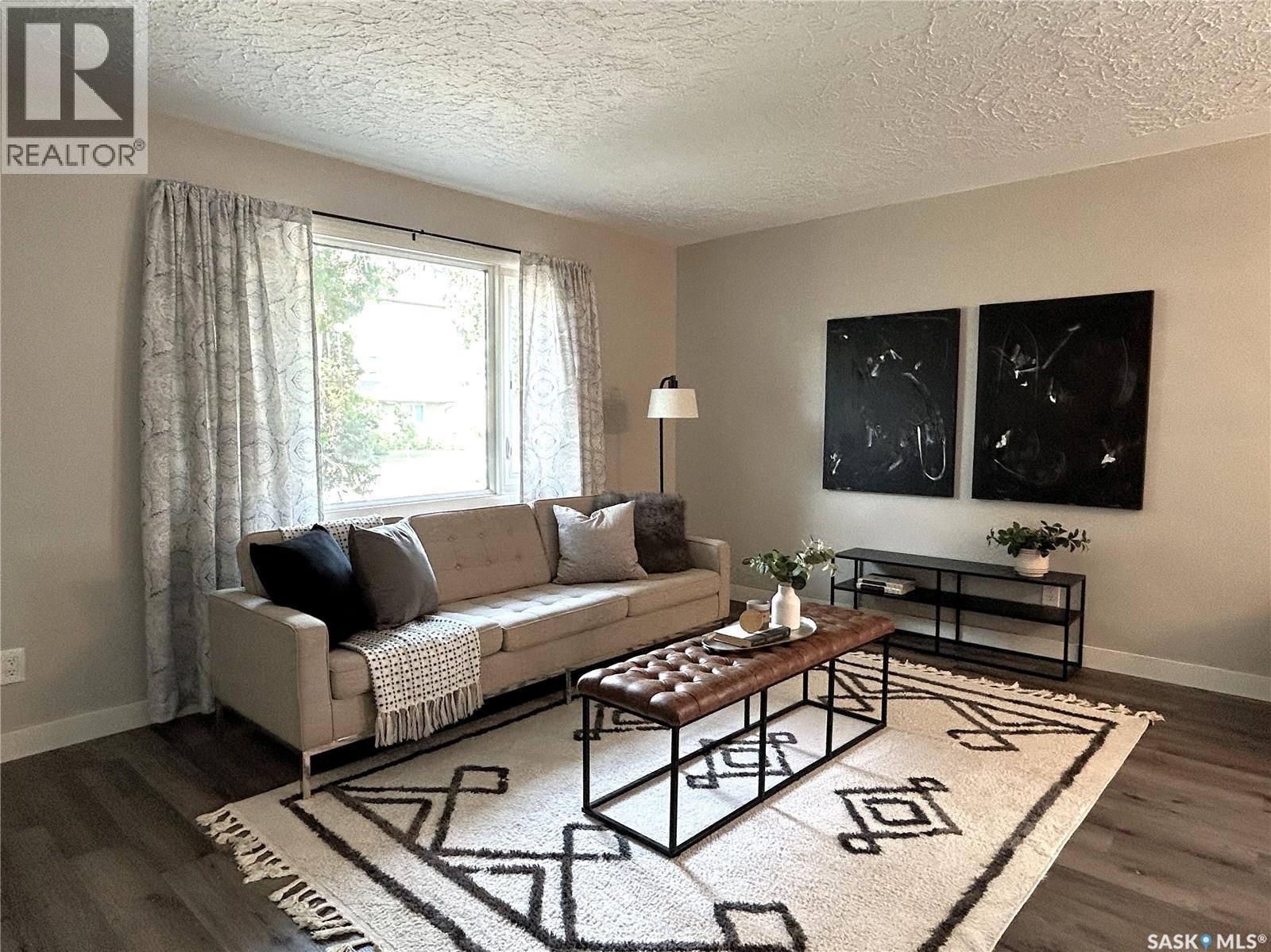 317 108Th Street W, Saskatoon, SK - Indoor Photo Showing Living Room