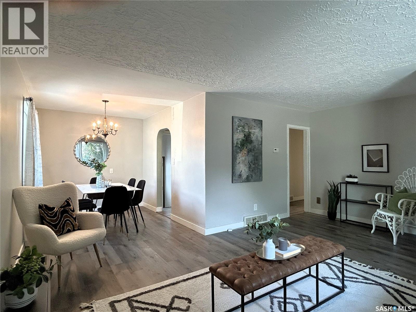 317 108Th Street W, Saskatoon, SK - Indoor Photo Showing Living Room