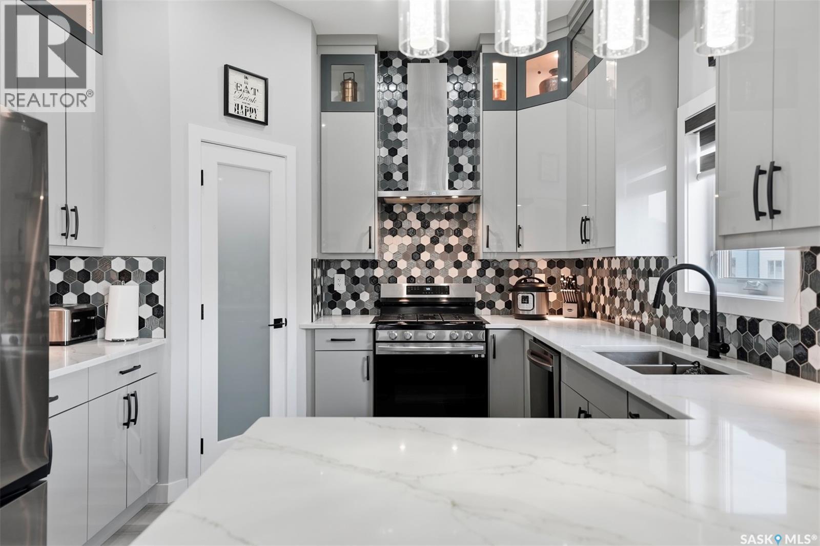411 Schmeiser Bend, Saskatoon, SK - Indoor Photo Showing Kitchen With Double Sink With Upgraded Kitchen