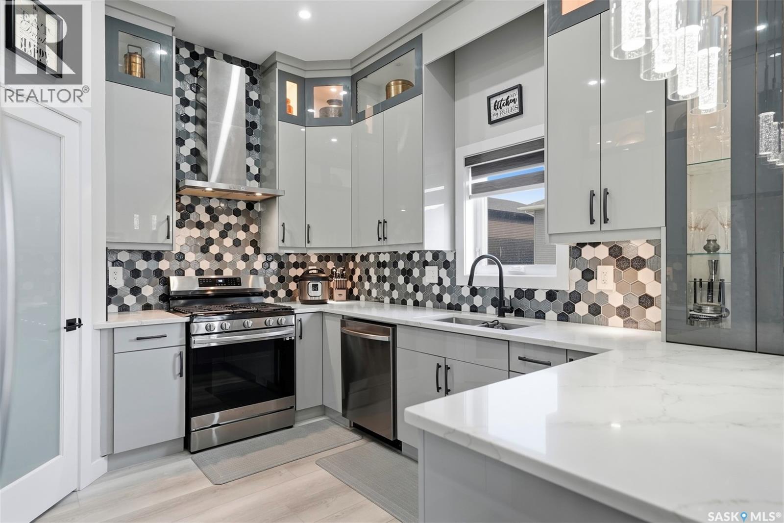 411 Schmeiser Bend, Saskatoon, SK - Indoor Photo Showing Kitchen With Double Sink With Upgraded Kitchen